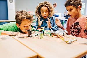 Kinder entdecken einen Stromkreislauf