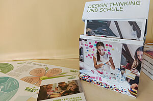 Design Thinking Box und Materialien vom "Haus der kleinen Forscher" zur Energiebildung und zum Entdecken und Forschen