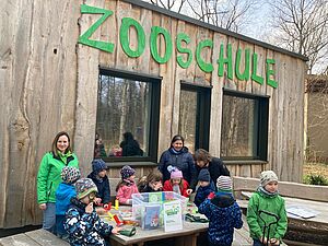 Kinder und Erwachsene vor der Zooschule Cottbus.