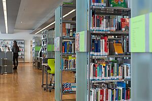 Uni-Bibliothek mit Bücherregalen