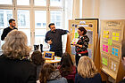Ein Lehrerteam aus Berlin präsentiert ihre Produktidee "Interaktives Lexikon".