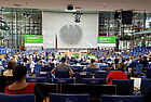 Plenarsaal in Bonn gefüllt mit Menschen