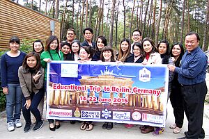 Delegation aus Thailand zu Besuch im Berlin mit einem Banner