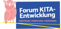 Logo des Forums Kita-Entwicklung mit rosa Eule
