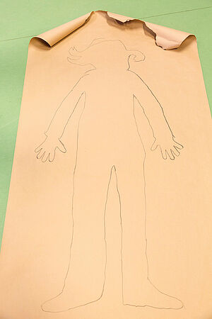 Körperumriss eines Kinder auf Paketpapier