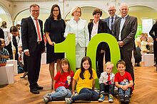 Bundesbildungsministerin Johanna Wanka und Stiftungspartner mit einer 10 in der Mitte