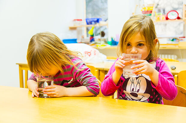 zwei Mädchen mit Wassergläsern