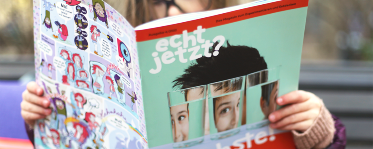 Mädchen liest Grundschulmagazin "echt jetzt?"