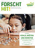 Cover von "Forscht mit!" Ausgabe 2/2022. Ein Mädchen stapelt Centmünzen auf einem Tisch