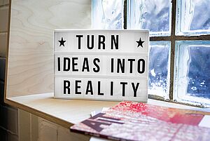 Schild mit der Aufschrift: Turn Ideas into Reality
