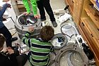 'Forscherzeit' in Gifhorn: Schüler erkunden das Innere einer ausgedienten Waschmaschine (c) Dirk Heverhagen