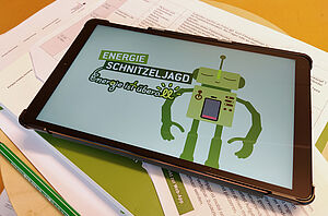 Tablet mit der App "Energie Schnitzeljagd" der Stiftung "Haus der kleinen Forscher"