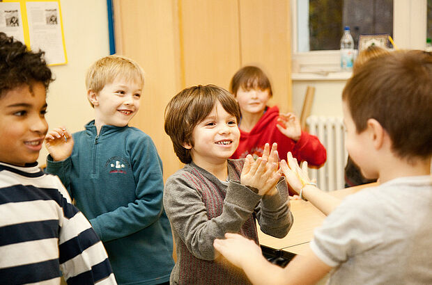 Kinder klatschen im gleichmäßigen Rhythmus (Foto: Christoph Wehrer)