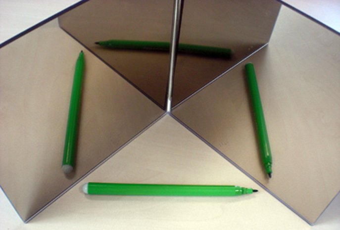 Stift und Spiegelbuch lassen ein Viereck entstehen