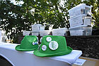 grüne Hüte auf einem Tisch