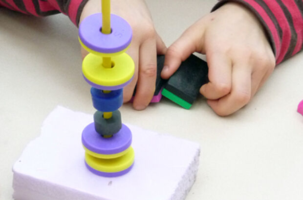 Auf einem Stab sind Magnete so angeordnet, dass sie sich jeweils voneinander abstoßen.