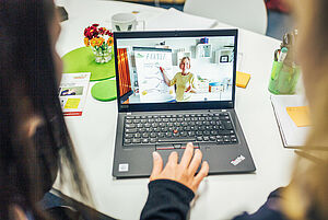 Eine Frau ist im Computer bei einer Video-Fortbildung zu sehen.