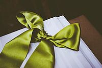 Grüne Geschenkschleife auf weißem Grund