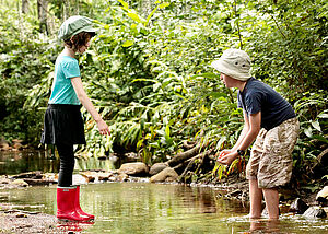 Die Kinder lernten Tierarten zu unterscheiden und die Wasserqualität zu bestimmen. ©Jeremy Daniel/iStock by Getty images