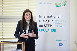 Nina Smidt of Siemens Stiftung giving her introductory speech