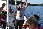 Eine Frau ordnet die Seile auf einem Segelboot.