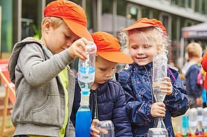 Kinder spielen mit dem Flaschentornado