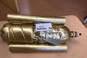 Auf dem Bild sieht man eine gold-angemalte Rakete eines Schülers