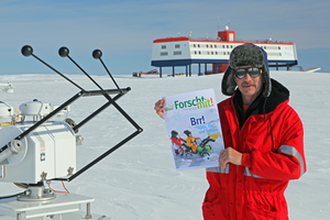 Polarforscher Gert König-Langlo mit der Zeitschrift "Forscht mit!" in der Antarktis
